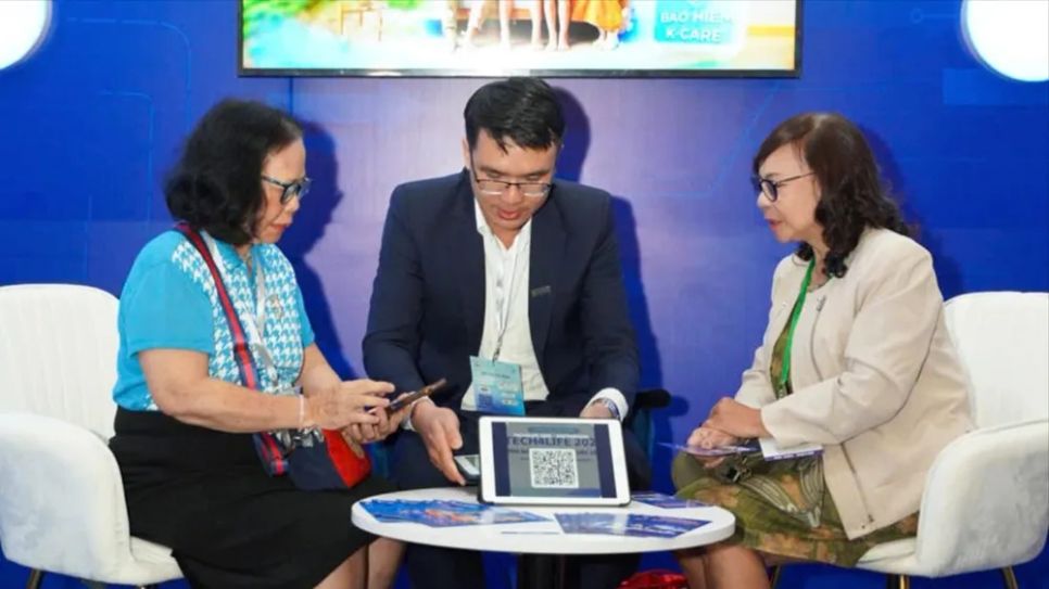 Nhân viên Sacombank hướng dẫn khách hàng trải nghiệm giao dịch số. Ảnh: MINH HUY Nhân viên Sacombank hướng dẫn khách hàng trải nghiệm giao dịch số. Ảnh: MINH HUY