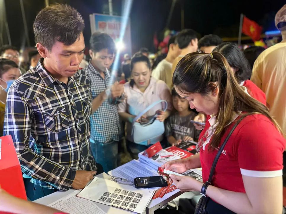 Nhân viên nhà mạng Viettel hỗ trợ khách hàng xác thực, đăng ký thông tin thuê bao