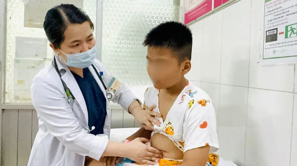 Một học sinh nghi ngộ độc thực phẩm được điều trị tại Bệnh viện Nhi đồng 2 TPHCM.