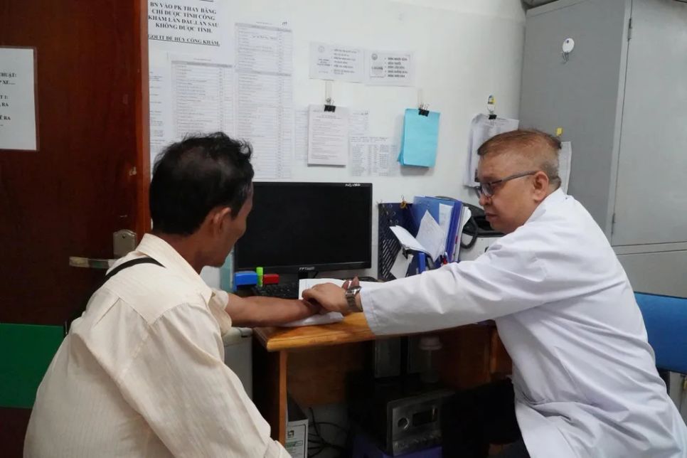 Gần 300 người cao tuổi được khám bệnh miễn phí.