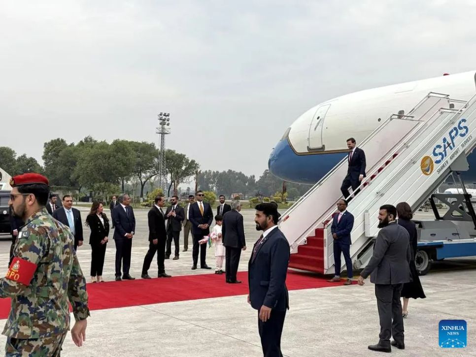 Máy bay chở phái đoàn của Chính phủ Mỹ hạ cánh xuống thủ đô Islamabad của Pakistan. Ảnh: XINHUA Máy bay chở phái đoàn của Chính phủ Mỹ hạ cánh xuống thủ đô Islamabad của Pakistan. Ảnh: XINHUA