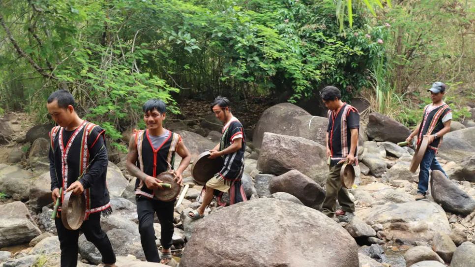 Các nghệ nhân cồng chiêng tham gia lễ cúng rừng