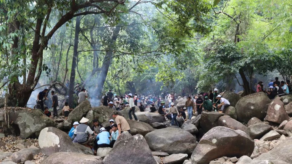 Địa điểm diễn ra lễ cúng là khu rừng có suối chảy qua