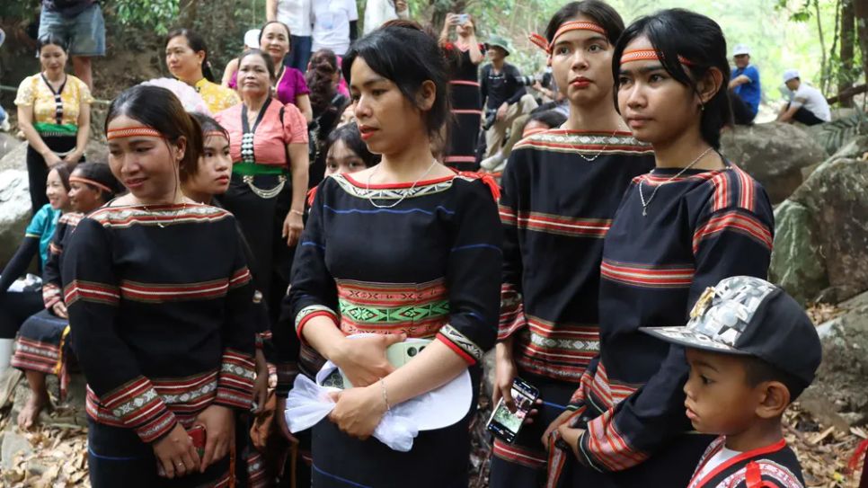 Đồng bào Jrai 2 làng tham gia lễ cúng rừng