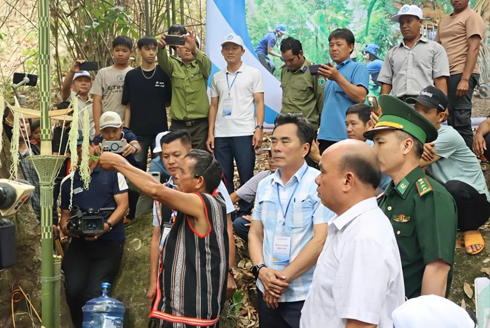 Già làng thực hiện nghi thức cúng