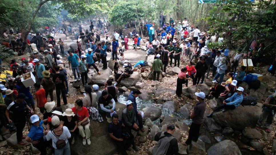 Hàng trăm người tham gia lễ cúng rừng