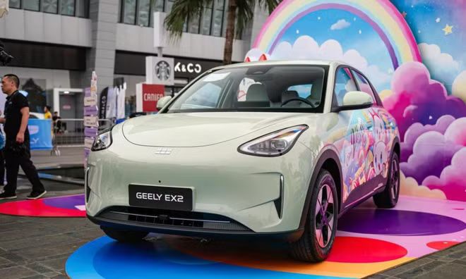 Mẫu xe Geely EX2 mới được ra mắt cuối tháng 3 vừa qua đã tạo được sự quan tâm lớn từ người tiêu dùng. (Ảnh: PV/Vietnam+) Mẫu xe Geely EX2 mới được ra mắt cuối tháng 3 vừa qua đã tạo được sự quan tâm lớn từ người tiêu dùng. (Ảnh: PV/Vietnam+)