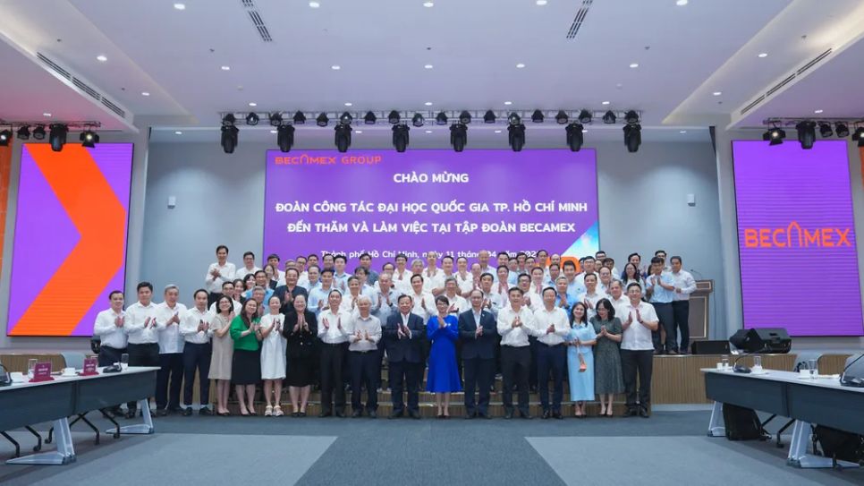 Các đại biểu chụp hình lưu niệm