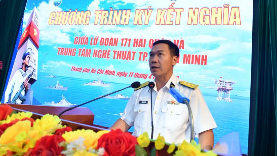 Thượng tá Trần Thanh Vũ, Chính ủy Lữ đoàn phát biểu tại chương trình