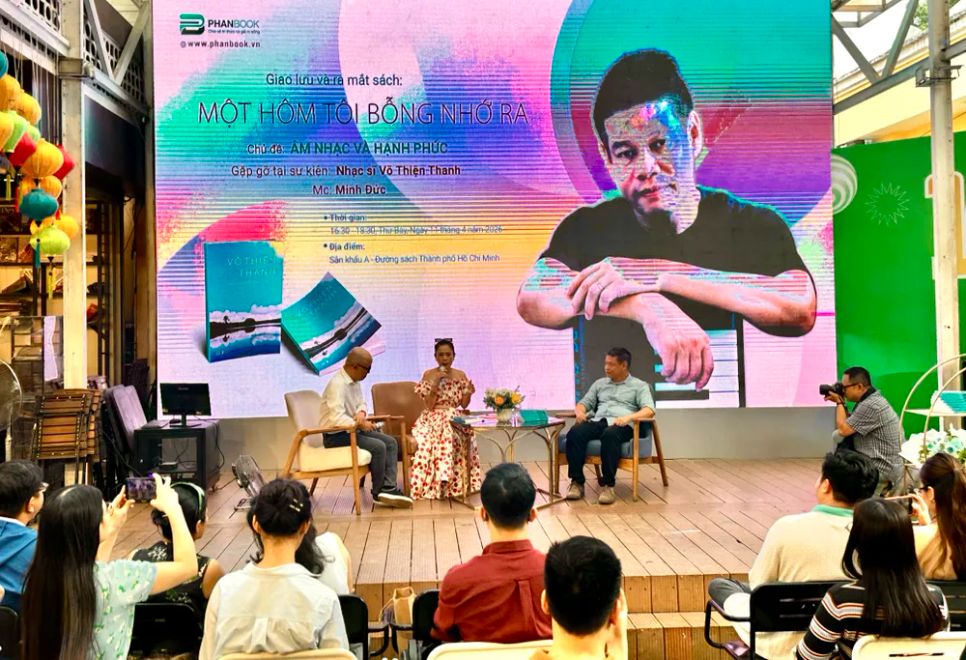 Nhạc sĩ Võ Thiện Thanh (phải) cùng ca sĩ Mỹ Lệ giao lưu tại chương trình