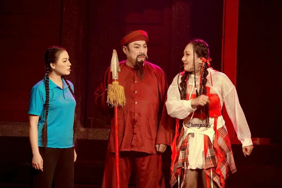 NSND Hữu Danh (giữa) biểu diễn cùng các nghệ sĩ trẻ Nhà hát Nghệ thuật Hát bội TPHCM trong chương trình Sắc - ấn ngọc Nam phương