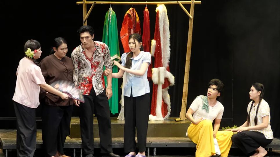 Gánh hát về khuya - ký ức một thời cải lương Gánh hát về khuya - ký ức một thời cải lương