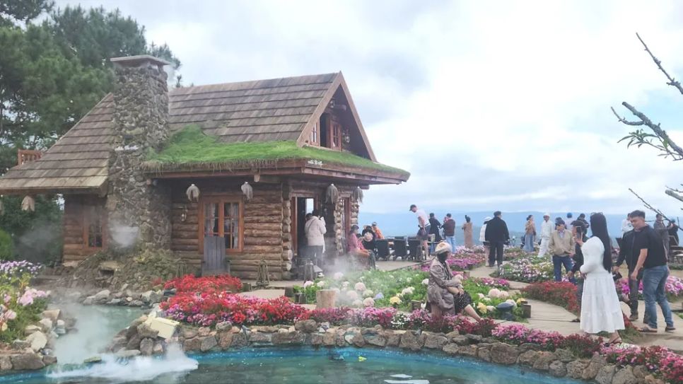 Du khách tham quan, chụp ảnh ở một quán theo mô hình hoài cổ ở phường Xuân Hương - Đà Lạt