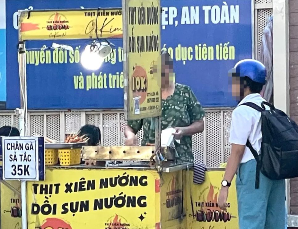 <p> Hàng rong trước cổng một trường học ở TPHCM không được bảo quản theo nguyên tắc an toàn thực phẩm. Ảnh: KIM HUYỀN </p>