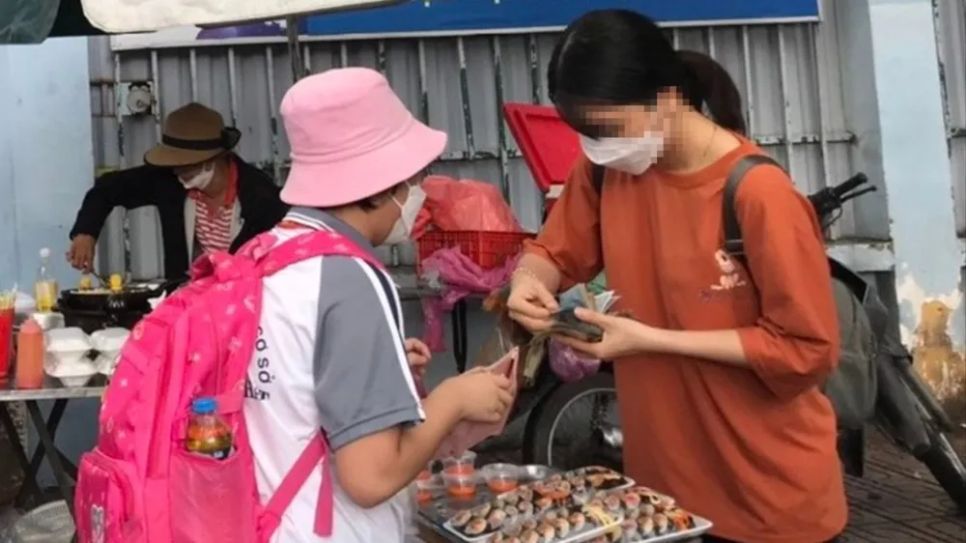 Xe thức ăn bày bán trước cổng một trường học ở TPHCM. Ảnh: KIM HUYỀN