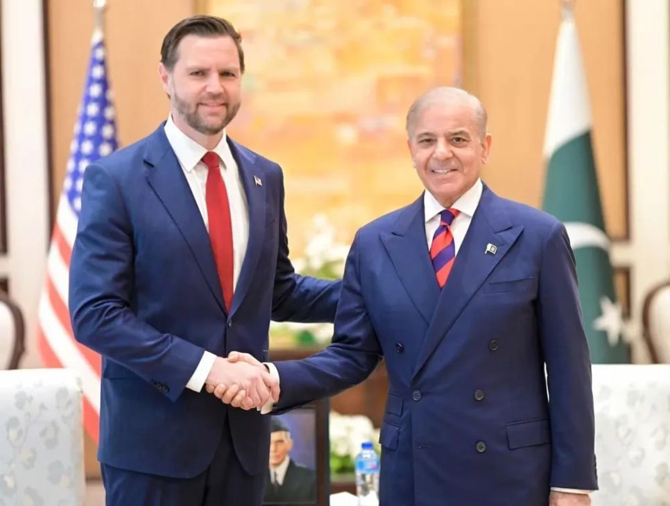 Thủ tướng Pakistan Shehbaz Sharif (phải) và Phó Tổng thống Mỹ JD Vance tại cuộc gặp ở Islamabad, Pakistan, ngày 11-4. Ảnh: THX/TTXVN