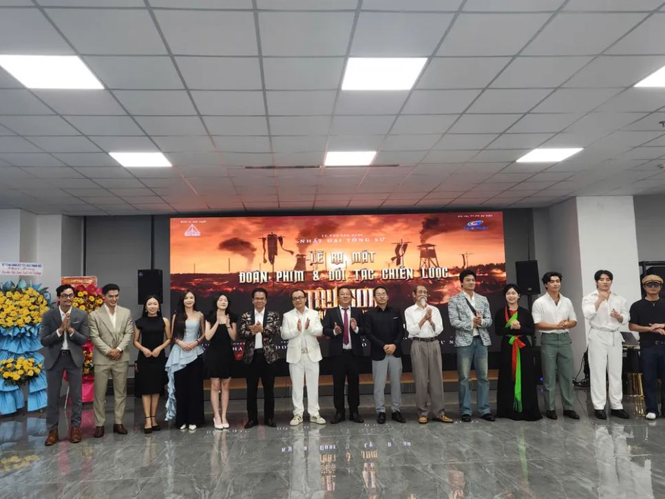 <i>Ê-kíp đoàn phim tại sự kiện ra mắt. Ảnh: VĂN TUẤN</i>