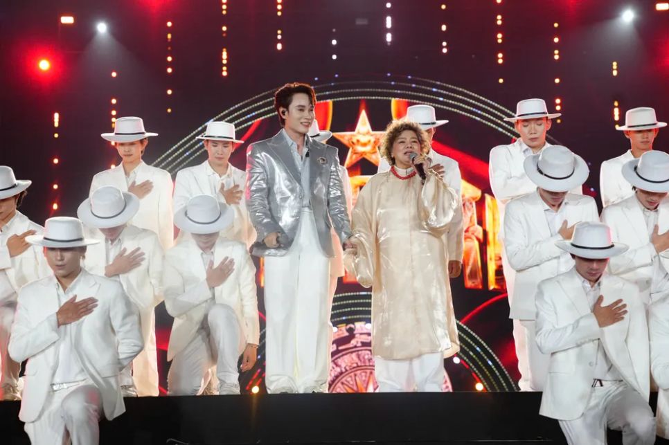 NSND Thanh Hoa biểu diễn cùng với các ca sĩ trẻ trong chương trình nghệ thuật NSND Thanh Hoa biểu diễn cùng với các ca sĩ trẻ trong chương trình nghệ thuật