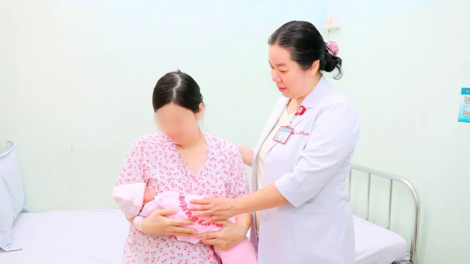 Bé gái nặng 2,2kg chào đời an toàn vào ngày 24-3.