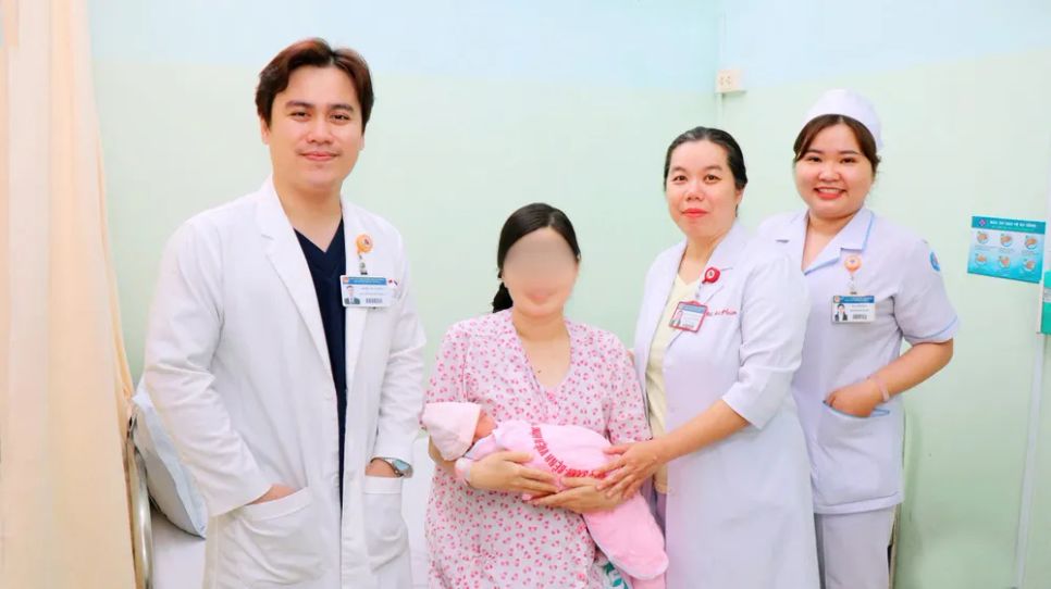 Mẹ con sản phụ và các y bác sĩ của Bệnh viện Hùng Vương.