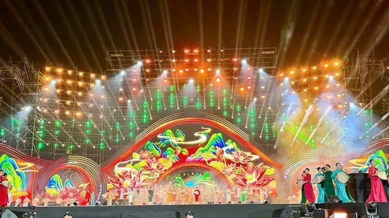 Chương trình nghệ thuật “Thanh âm kỷ nguyên mới” đã đem đến cho nhân dân và du khách một đêm nghệ thuật ấn tượng. Ảnh: nhandan.vn Chương trình nghệ thuật “Thanh âm kỷ nguyên mới” đã đem đến cho nhân dân và du khách một đêm nghệ thuật ấn tượng. Ảnh: nhandan.vn