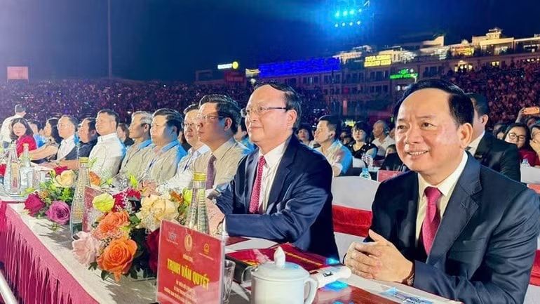 Trưởng Ban Tuyên giáo và Dân vận Trung ương Trịnh Văn Quyết và các đại biểu tham dự liên hoan. Ảnh: nhandan.vn Trưởng Ban Tuyên giáo và Dân vận Trung ương Trịnh Văn Quyết và các đại biểu tham dự liên hoan. Ảnh: nhandan.vn