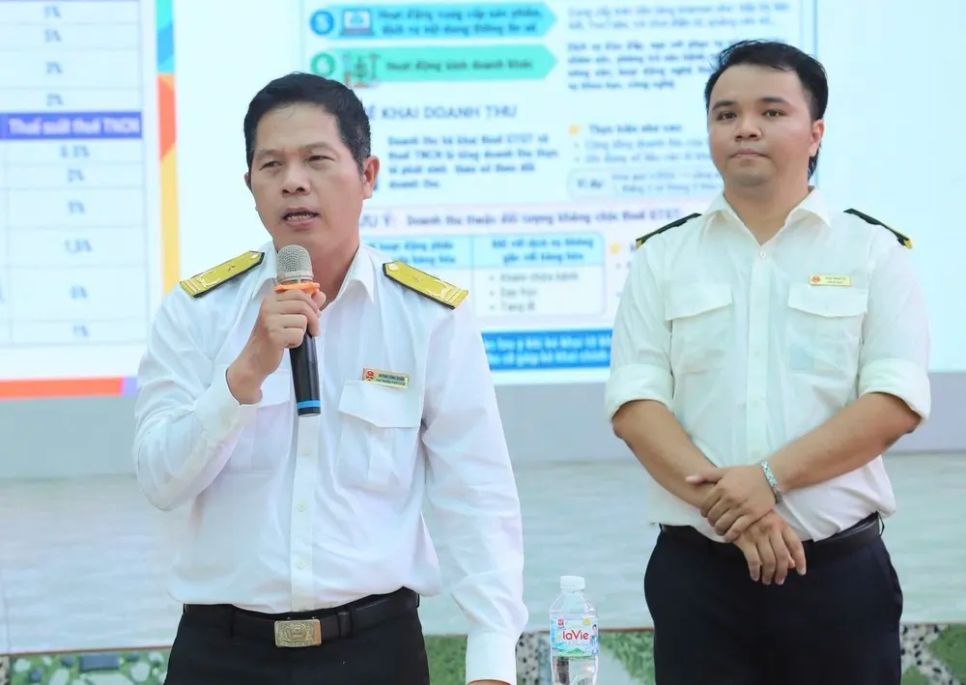 Ông Huỳnh Công Khâm, Phó Trưởng Thuế Cơ sở 18 giải đáp chính sách thuế cho người dân