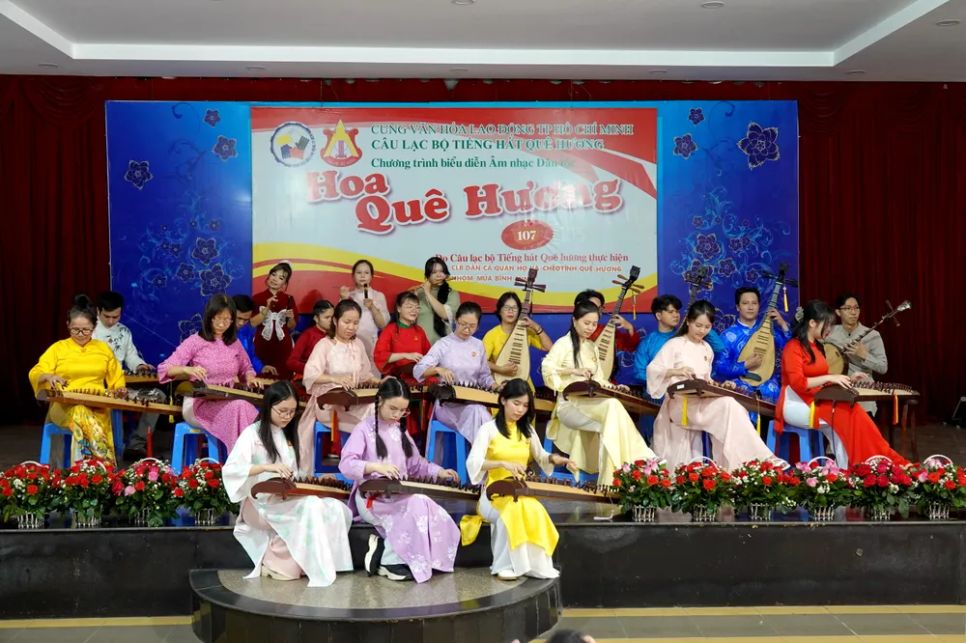 Các thành viên CLB Tiếng Hát Quê Hương biểu diễn hòa tấu 