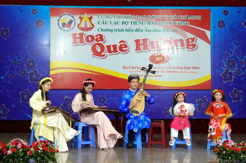 Gia đình thầy giáo Hồ Thiện Hào (CLB Tiếng Hát Quê Hương) biểu diễn bài hòa tấu 