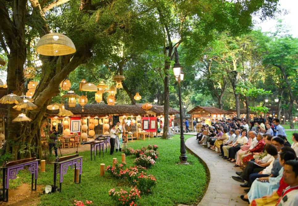 Du khách thích thú với không gian mới tại Văn Miếu - Quốc Tử Giám Du khách thích thú với không gian mới tại Văn Miếu - Quốc Tử Giám