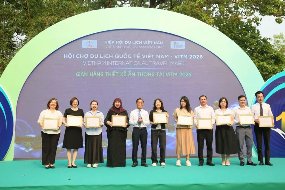 Ban tổ chức tặng kỷ niệm chương và chứng nhận cho các đơn vị tham gia Ban tổ chức tặng kỷ niệm chương và chứng nhận cho các đơn vị tham gia