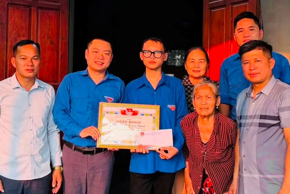 Trao tặng giấy khen cho em Võ Hoàng Thành Trao tặng giấy khen cho em Võ Hoàng Thành