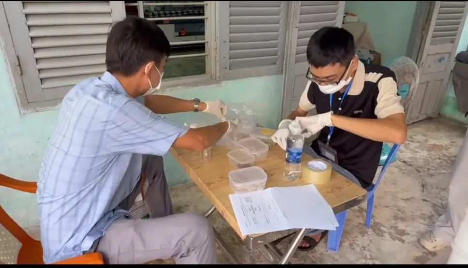 Cơ quan chức năng lấy mẫu xét nghiệm để làm rõ nguyên nhân vụ việc. Cơ quan chức năng lấy mẫu xét nghiệm để làm rõ nguyên nhân vụ việc.