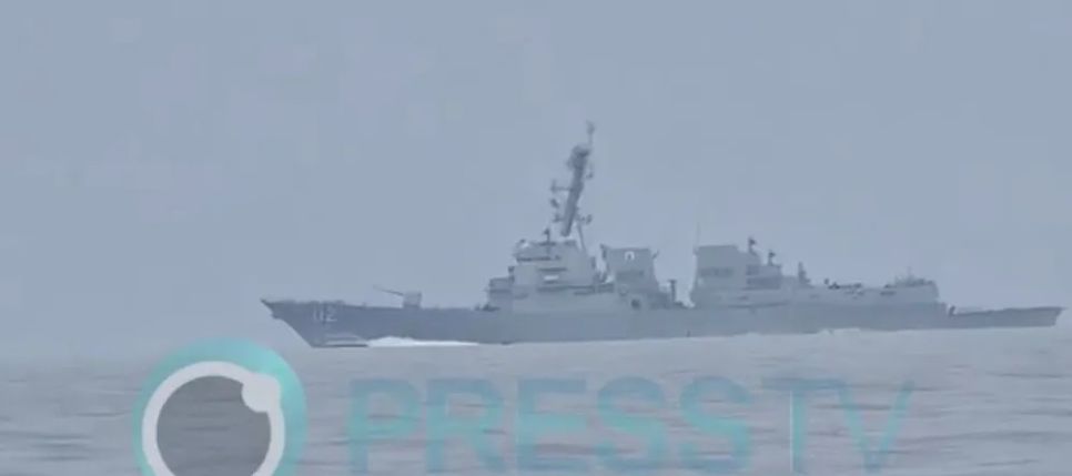 1 trong 2 tàu khu trục của Mỹ mà Iran tuyên bố đã chặn tại eo biển Hormuz. Nguồn: PRESS TV