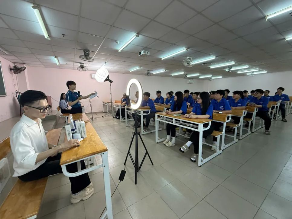 Học sinh trải nghiệm livestream thực tế tại trường Học sinh trải nghiệm livestream thực tế tại trường