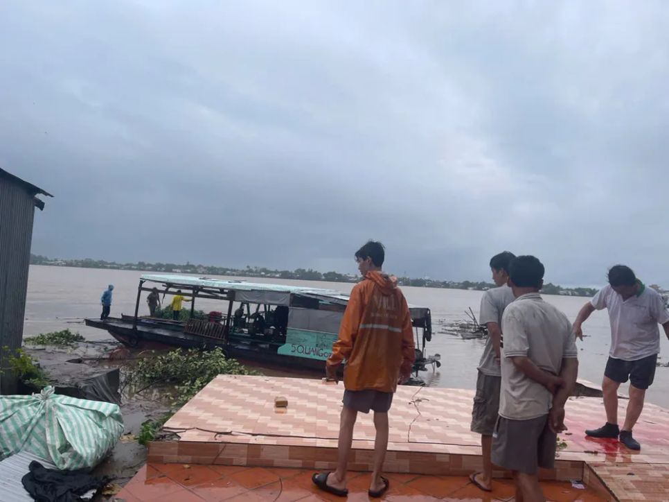 <i>Trước đó, tại tỉnh Đồng Tháp, cũng xảy ra vụ sạt lở nghiêm trọng tại khu vực bờ sông Tiền khiến nhiều hộ dân bị ảnh hưởng</i> <i>Trước đó, tại tỉnh Đồng Tháp, cũng xảy ra vụ sạt lở nghiêm trọng tại khu vực bờ sông Tiền khiến nhiều hộ dân bị ảnh hưởng</i>