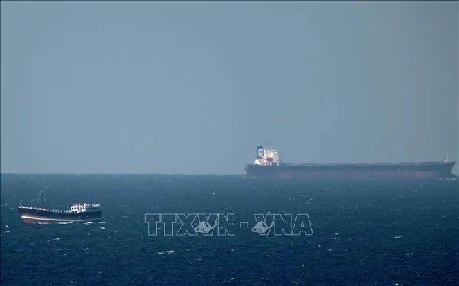 Tàu chở dầu tại Eo biển Hormuz ở ngoài khơi vùng biển Khasab (Oman). Ảnh: TTXVN Tàu chở dầu tại Eo biển Hormuz ở ngoài khơi vùng biển Khasab (Oman). Ảnh: TTXVN
