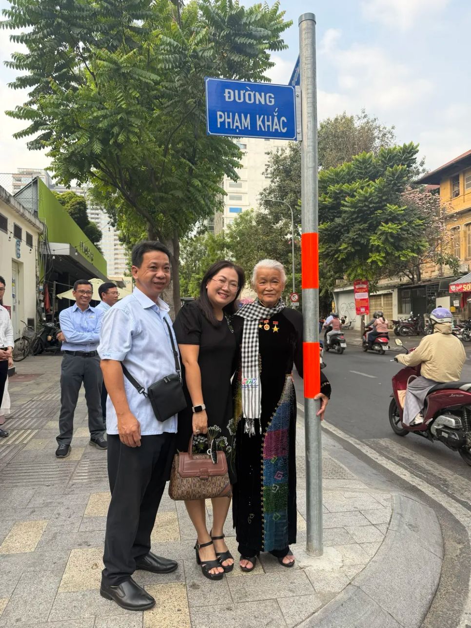 Đại diện gia đình, đồng nghiệp của cố NSND Phạm Khắc tại buổi lễ đặt tên đường Phạm Khắc (phường Sài Gòn, TPHCM) - (ẢNH: NGỌC LAN)