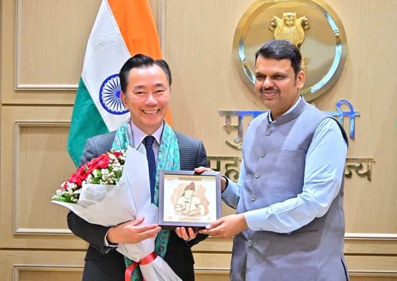 Ông Phạm Sanh Châu (trái), Tổng Giám đốc Vingroup khu vực châu Á, và ông Devendra Fadnavis, Thủ hiến bang Maharashtra, Ấn Độ tại lễ ký kết.