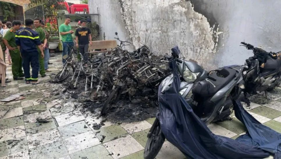 Nhiều xe máy bị cháy hư hỏng nặng. Ảnh: H.T.