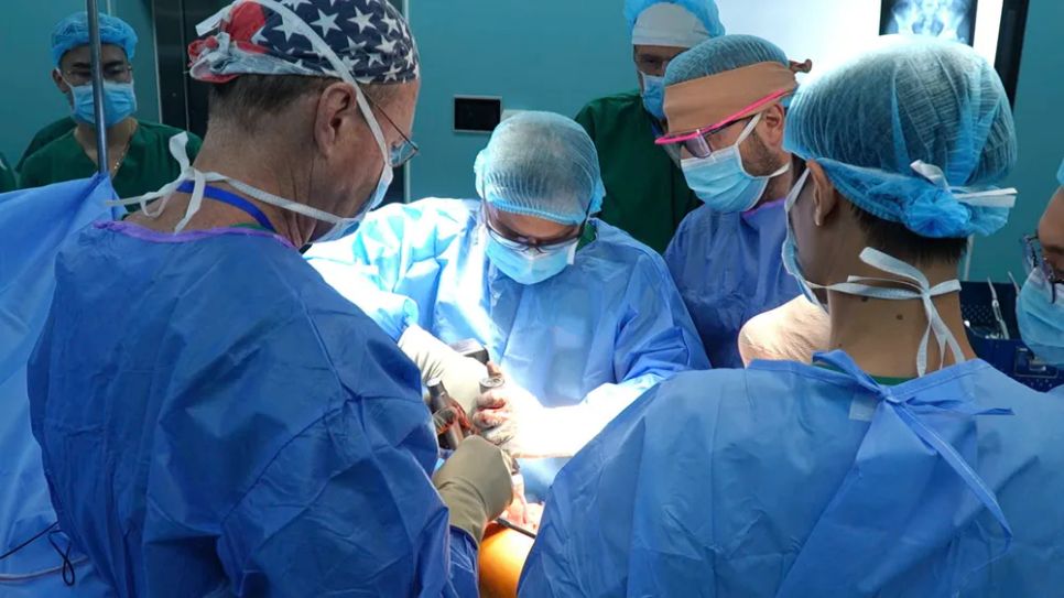 Một ca mổ thay khớp gối do bác sĩ Bệnh viện Quân y 175 và bác sĩ của Tổ chức Operation Walk Chicago (Hoa Kỳ) thực hiện Một ca mổ thay khớp gối do bác sĩ Bệnh viện Quân y 175 và bác sĩ của Tổ chức Operation Walk Chicago (Hoa Kỳ) thực hiện