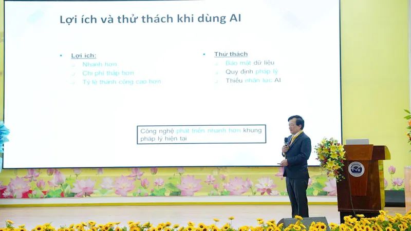 GS.TS.BS Tạ Văn Trầm, Hiệu trưởng Trường Y Dược, Đại học Trà Vinh tham luận tại hội nghị.