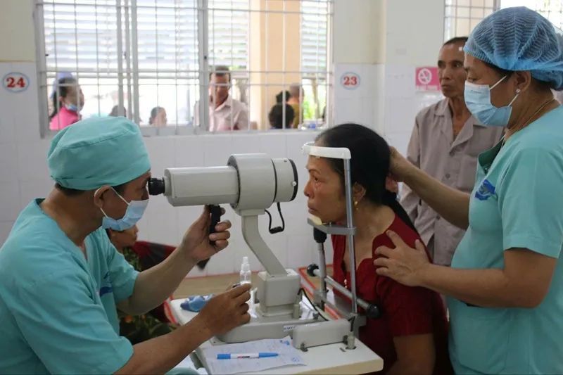 Các bệnh nhân được thăm khám trước khi thực hiện phẫu thuật.