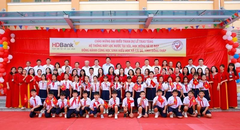 Đoàn HDBank thăm hỏi và tặng quà tại xã Cái Bè, tỉnh Đồng Tháp.