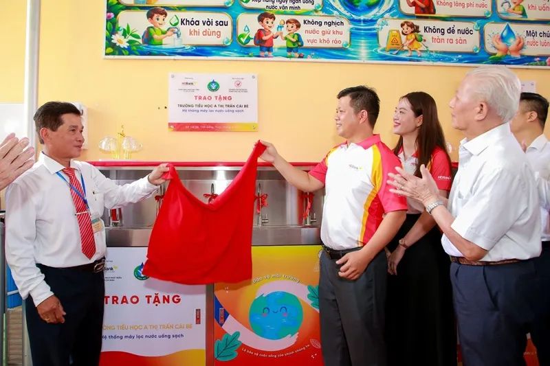 Một trong 8 hệ thống máy lọc nước uống sạch được HDBank trao tặng cho các trường học tại xã Cái Bè.