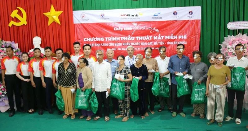 Từ sáng sớm 11-4, hàng trăm người dân đã có mặt tại Trung tâm y tế Hòn Đất để thực hiện phẫu thuật mắt miễn phí.