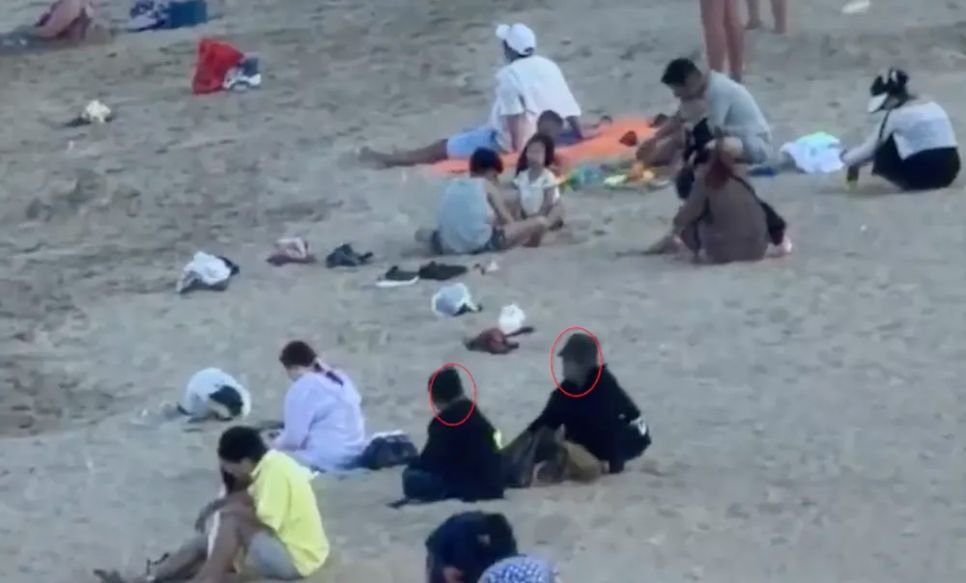 Hình ảnh nhóm đối tượng trộm cắp tài sản của du khách dọc bờ biển Nha Trang. Ảnh: CACC