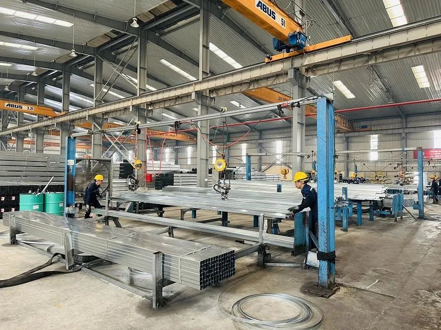 Sản xuất thép mạ kẽm. Ảnh minh họa