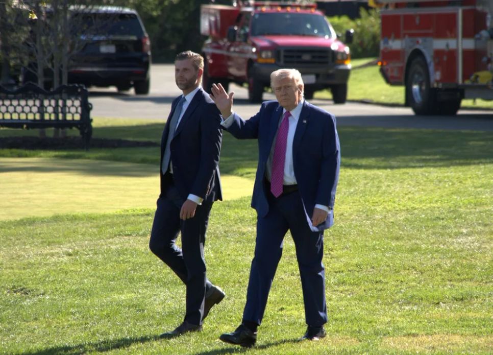 Tổng thống Mỹ Donald Trump (phải) tại Nhà Trắng ở Washington, D.C., ngày 10/4/2026. Ảnh: THX/TTXVN Tổng thống Mỹ Donald Trump (phải) tại Nhà Trắng ở Washington, D.C., ngày 10/4/2026. Ảnh: THX/TTXVN