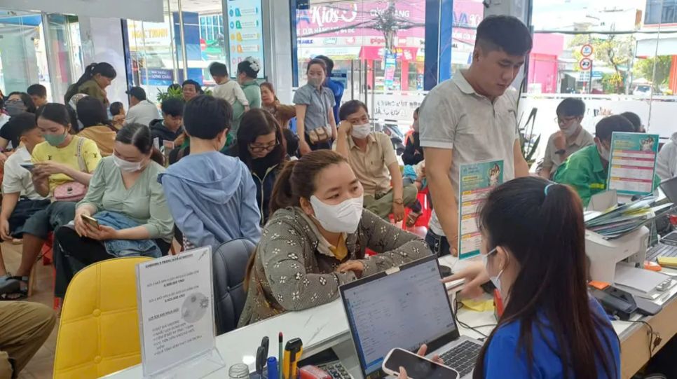 Người dân đưa trẻ đi tiêm vaccine phòng bệnh tại tỉnh Cà Mau. Ảnh: TẤN THÁI Người dân đưa trẻ đi tiêm vaccine phòng bệnh tại tỉnh Cà Mau. Ảnh: TẤN THÁI